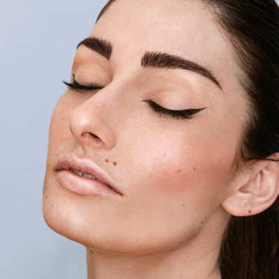 Eyebrow or eyelash tinting